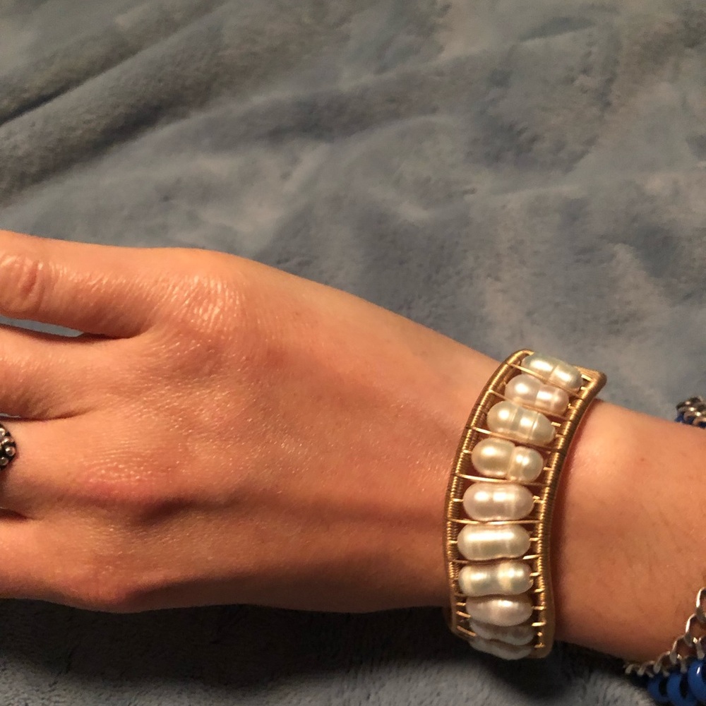 Handmade gold wired pearl bracelet size: small
